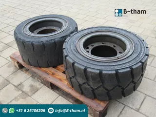Michelin 2x 28x12.5-15 RAVO wheel